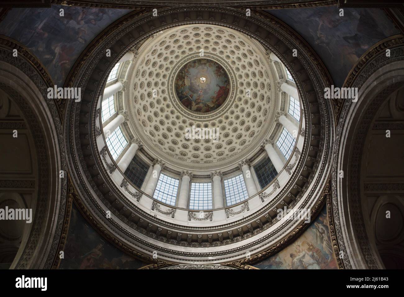 Innenraum der Hauptkuppel des Panthéon, entworfen vom französischen Architekten Jacques-Germain Soufflot (1758-1790) in Paris, Frankreich. In der Mitte der Kuppel ist die Apotheose des Heiligen Genevieve zu sehen, die der französische Maler Antoine-Jean Gros (1811–1834) im Fresko darstellt. Stockfoto