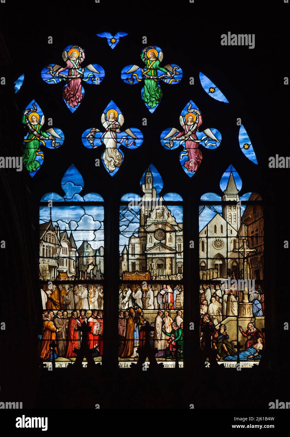 Religiöse Prozession mit der Chasse von Saint Genevieve (Châsse de sainte Geneviève), dargestellt in dem Glasfenster, das der französische Glasmaler Édouard Didron (1882) in der Kapelle von Saint Genevieve in der Kirche Saint-Étienne-du-Mont (Église Saint-Étienne-du-Mont) in Paris entworfen hat. Im Hintergrund ist die Kirche Saint-Étienne-du-Mont auf der Montagne Sainte-Geneviève zu sehen. Während der Französischen Revolution wurden die ursprünglichen Reliquien des Heiligen Genevieve zerstört. Stockfoto