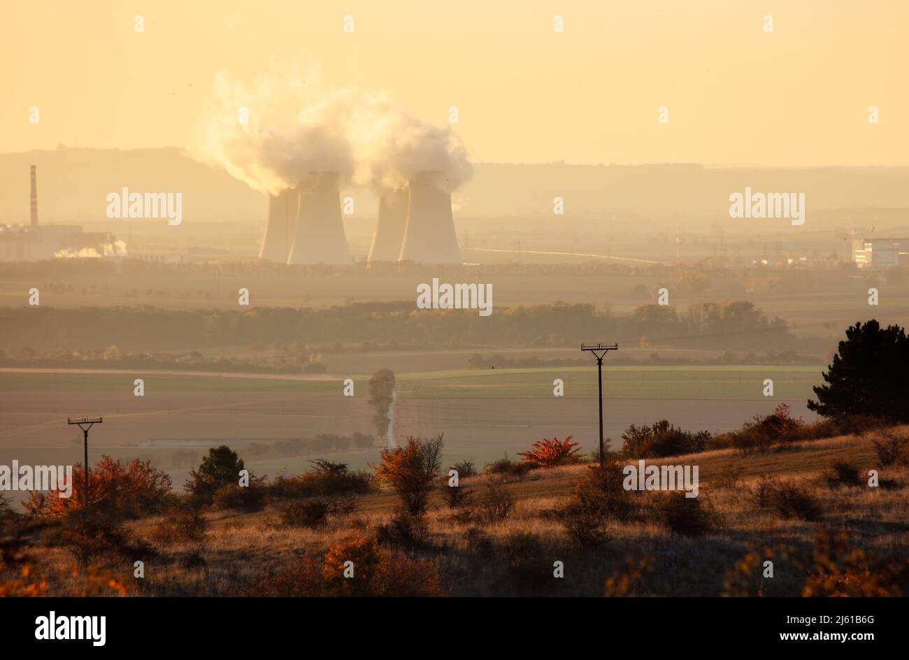 Kernkraftwerk bei Sonnenaufgang Stockfoto