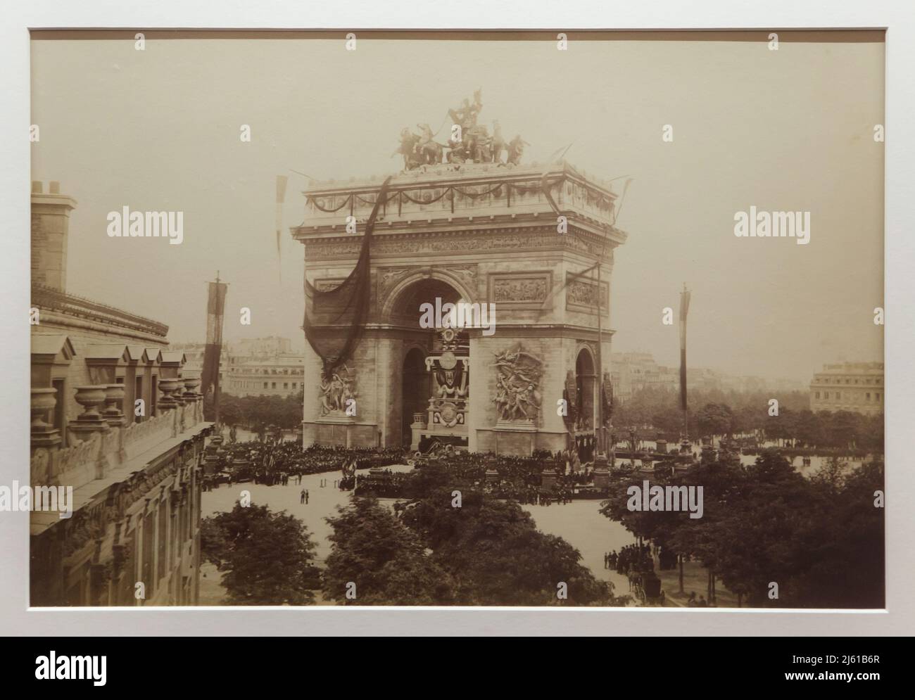 Beerdigung des französischen Schriftstellers Victor Hugo vor dem Triumphbogen in Paris, Frankreich. Schwarz-Weiß-Fotografie des französischen Fotografen Alfred-Nicolas Normand am 1.. Juni 1885. Das riesige Kenotaph, das unter dem dekorierten Triumphbogen installiert wurde, wurde vom französischen Architekten Charles Garnier entworfen. Stockfoto