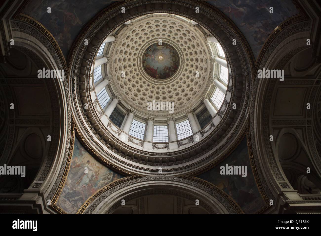 Innenraum der Hauptkuppel des Panthéon, entworfen vom französischen Architekten Jacques-Germain Soufflot (1758-1790) in Paris, Frankreich. In der Mitte der Kuppel ist die Apotheose des Heiligen Genevieve zu sehen, die der französische Maler Antoine-Jean Gros (1811–1834) im Fresko darstellt. Stockfoto