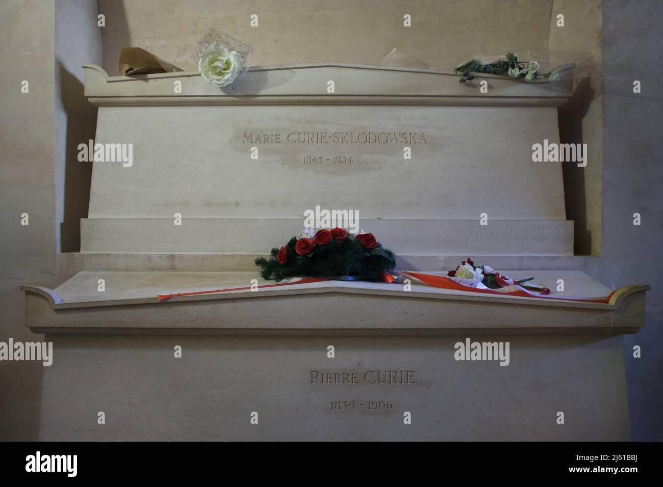 Gräber des französischen Physikers Pierre Curie und seiner Frau Marie Skłodowska-Curie in der Krypta des Panthéon in Paris, Frankreich. Stockfoto