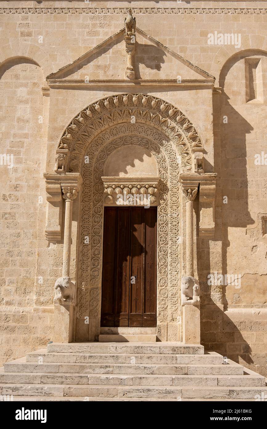 Das Südportal der Domkirche in Mdera. Die Kathedrale befindet sich im Stadtteil Sasso Caveoso von Mdera, Basilikata, Süditalien, Stockfoto