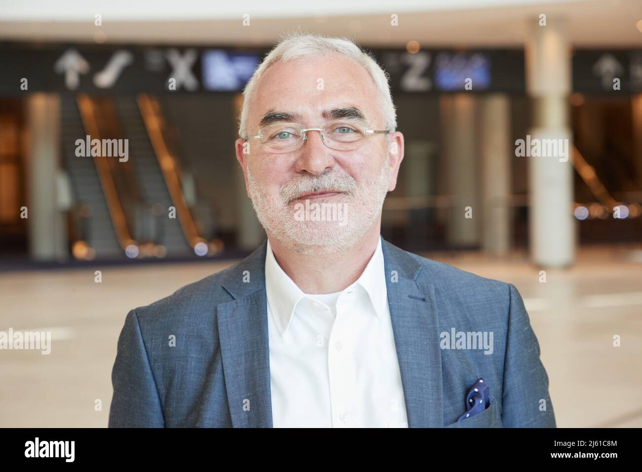 Hamburg, Deutschland. 26. April 2022. Bernd Aufderheide, Vorsitzender der Geschäftsführung der Hamburg Messe und Congress GmbH, steht im Osteingangsbereich während einer Presseführung durch das Congress Centrum Hamburg (CCH). Am 29. April 2022 findet nach umfangreichen Renovierungsarbeiten die offizielle Eröffnung des neuen CCH - Congress Center Hamburg statt. Quelle: Georg Wendt/dpa/Alamy Live News Stockfoto