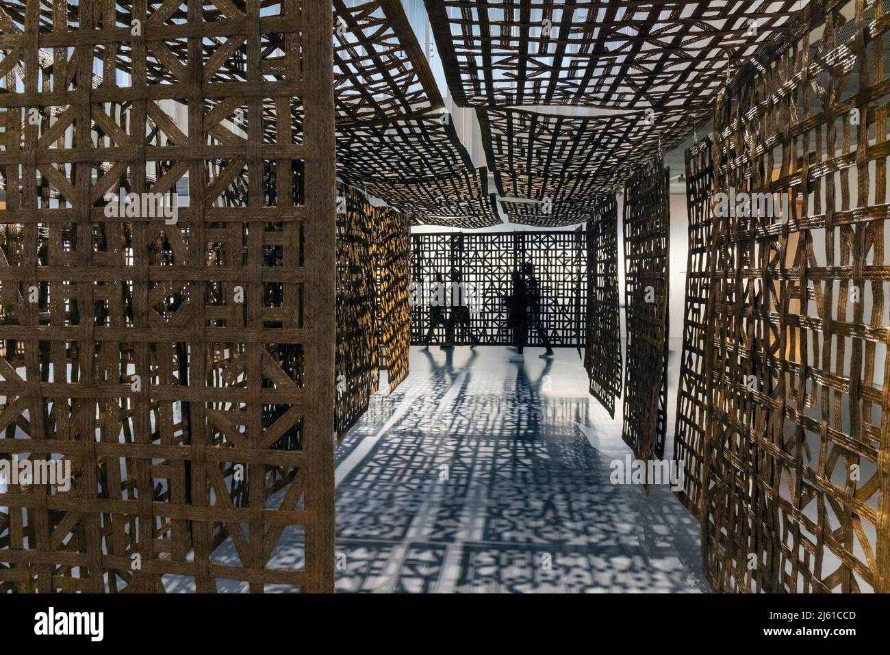 Suspended Corridor III, von Cristina Iglesias, 1956 - . Ausgestellt in von Miro bis Barcelo. Ein Jahrhundert spanischer Kunst. Centro Centre Centre Centre Centre Centre, Malaga, Costa d Stockfoto