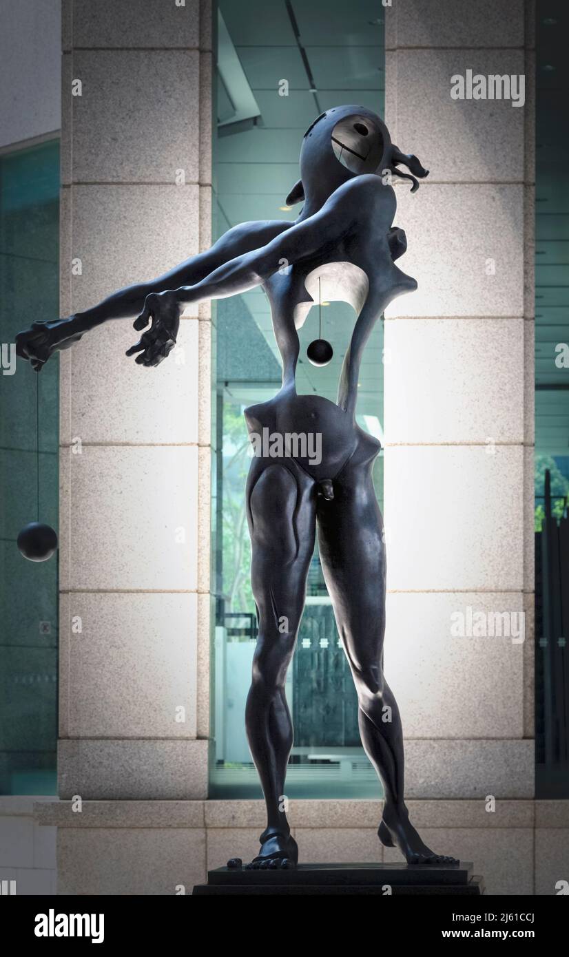 Hommage an Newton, ein Werk von Salvador Dali, 1904 - 1989. Die Statue steht vor dem Gebäude der UOB Plaza One, Republik Singapur. Stockfoto