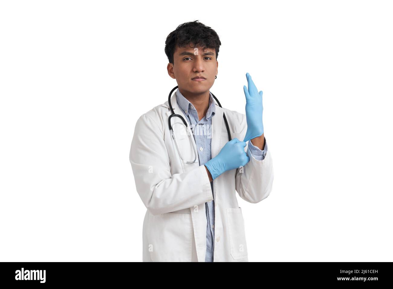 Junger peruanischer Arzt mit blauen Handschuhen, isoliert. Stockfoto