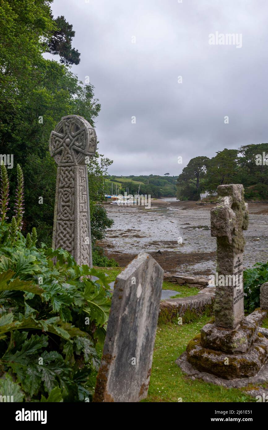 Blick auf den St. Just Pool bei Ebbe vom Kirchhof Garten von St. Just's Church, St. Just in Roseland, Cornwall, Großbritannien Stockfoto