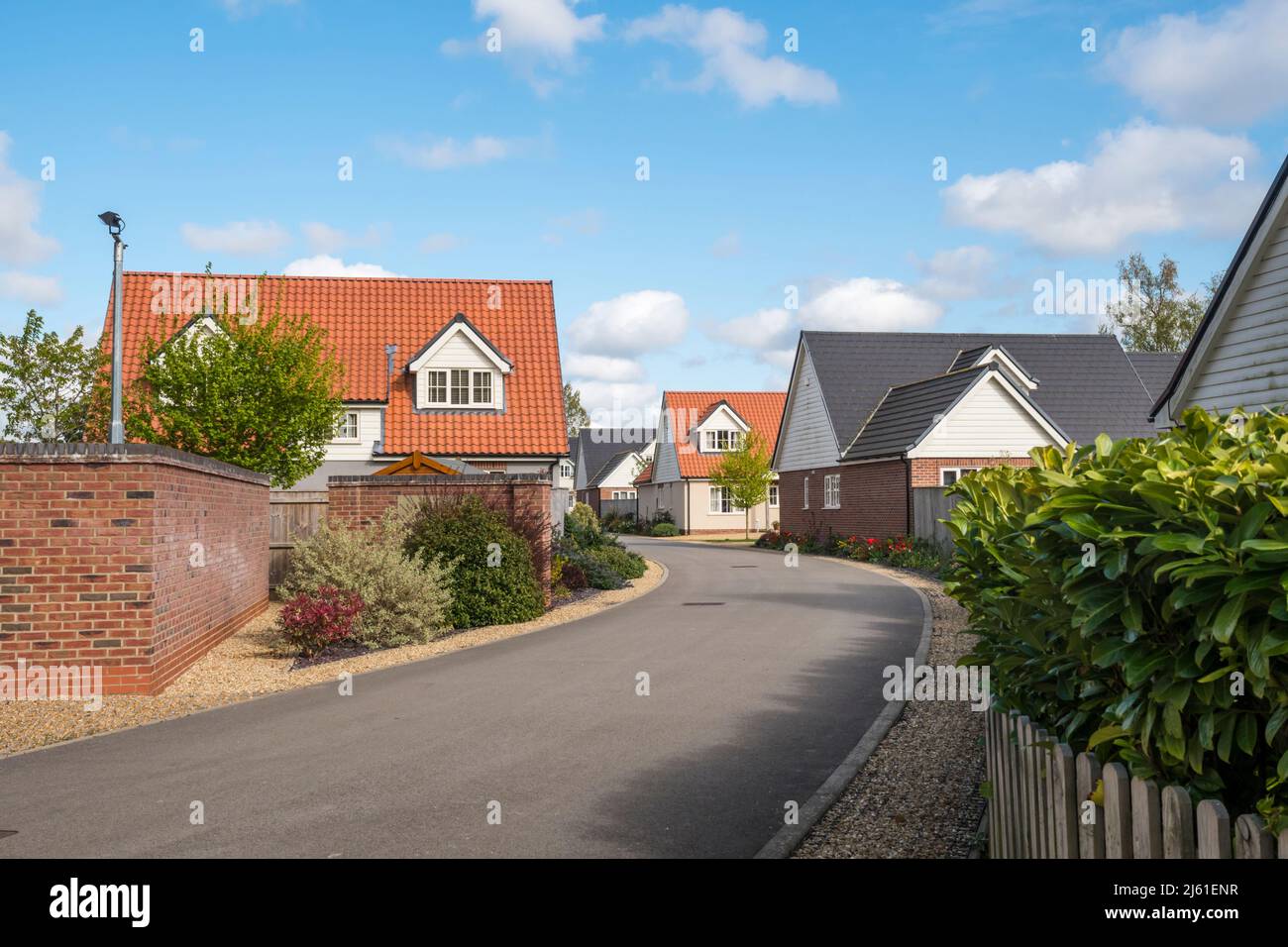 Kleines Anwesen mit neuen Häusern am Rande des Norfolk-Dorfes Snettisham. Stockfoto