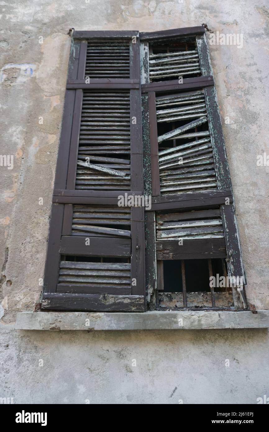 Verbrillter ungewöhnlicher Fensterladen aus Holz Stockfoto