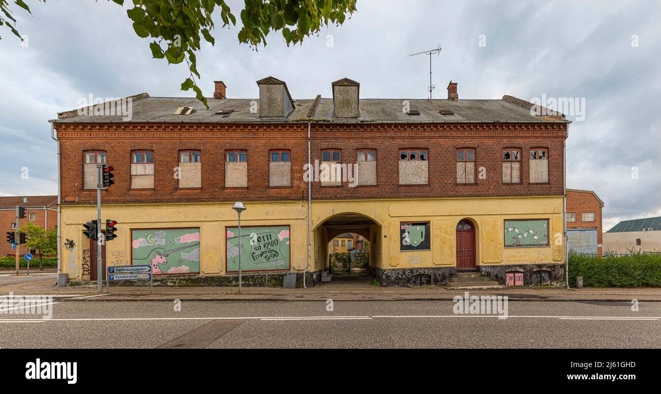 FIOMA, ein altes verlassene Gebäude im Zentrum von Frederissund, Dänemark, 30. Juli 2021 Stockfoto