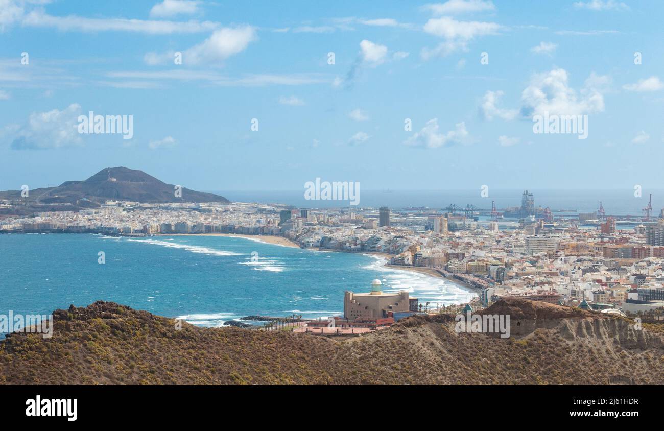 Blick auf den Strand von Las Canteras und Las Palmas, die Hauptstadt von Gran Canaria, Kanarische Inseln, Spanien Stockfoto