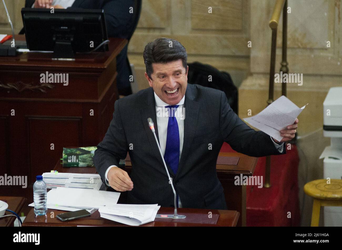 Der kolumbianische Verteidigungsminister Diego Molano spricht während des Antrags, dem kolumbianischen Verteidigungsminister Diego Molano auf dem kolumbianischen Kongress einen Misstrauensantrag zu stellen Stockfoto