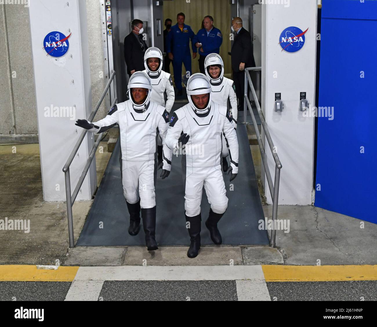 Die SpaceX NASA Crew-4-Mitglieder Robert Hines und Kjell Lindgren (vorne l/r), Jessica Watkins und Samantha Cristoforetti (hinten l/r) gehen am Mittwoch, den 27. April 2022, aus dem Neil Armstrong O&C Building im Kennedy Space Center, Florida, heraus. Foto von Joe Marino/UPI Credit: UPI/Alamy Live News Stockfoto