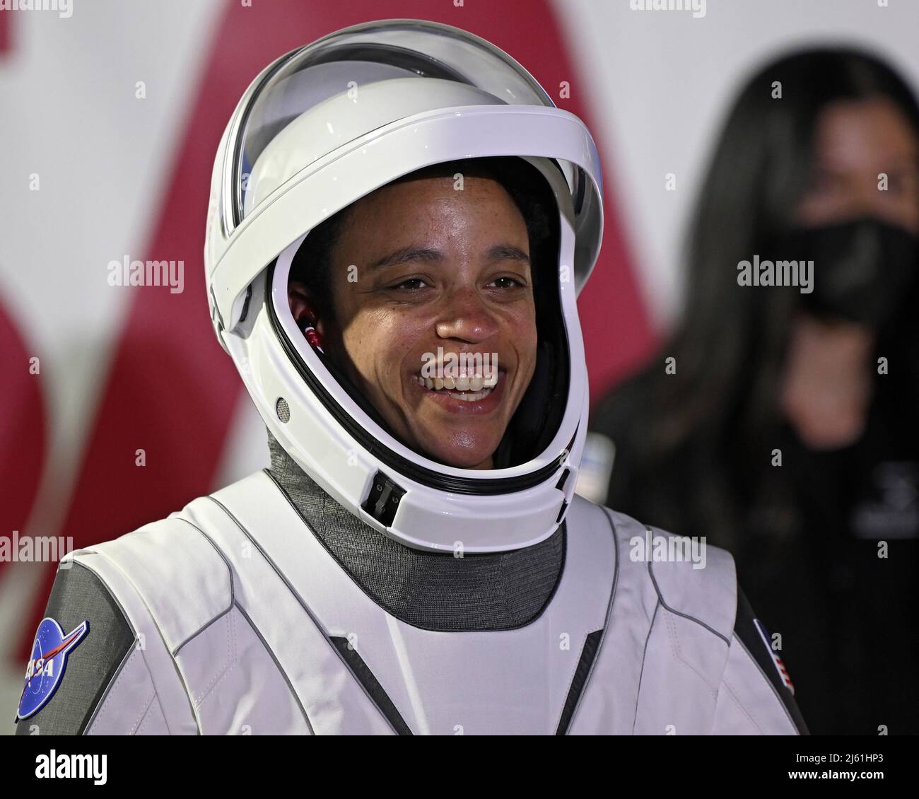 NASA-Astronautin Jessica Watkins posiert für Medien und Familienmitglieder, nachdem sie am Mittwoch, den 27. April 2022, das Neil Armstrong O&C-Gebäude im Kennedy Space Center, Florida verlassen hat. Foto von Joe Marino/UPI Credit: UPI/Alamy Live News Stockfoto