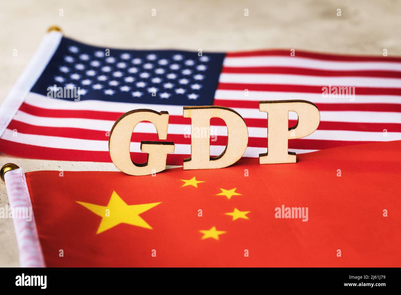 Holzbuchstaben Text auf China und Amerika Flaggen Hintergrund, USA vs China BIP Vergleichskonzept Stockfoto