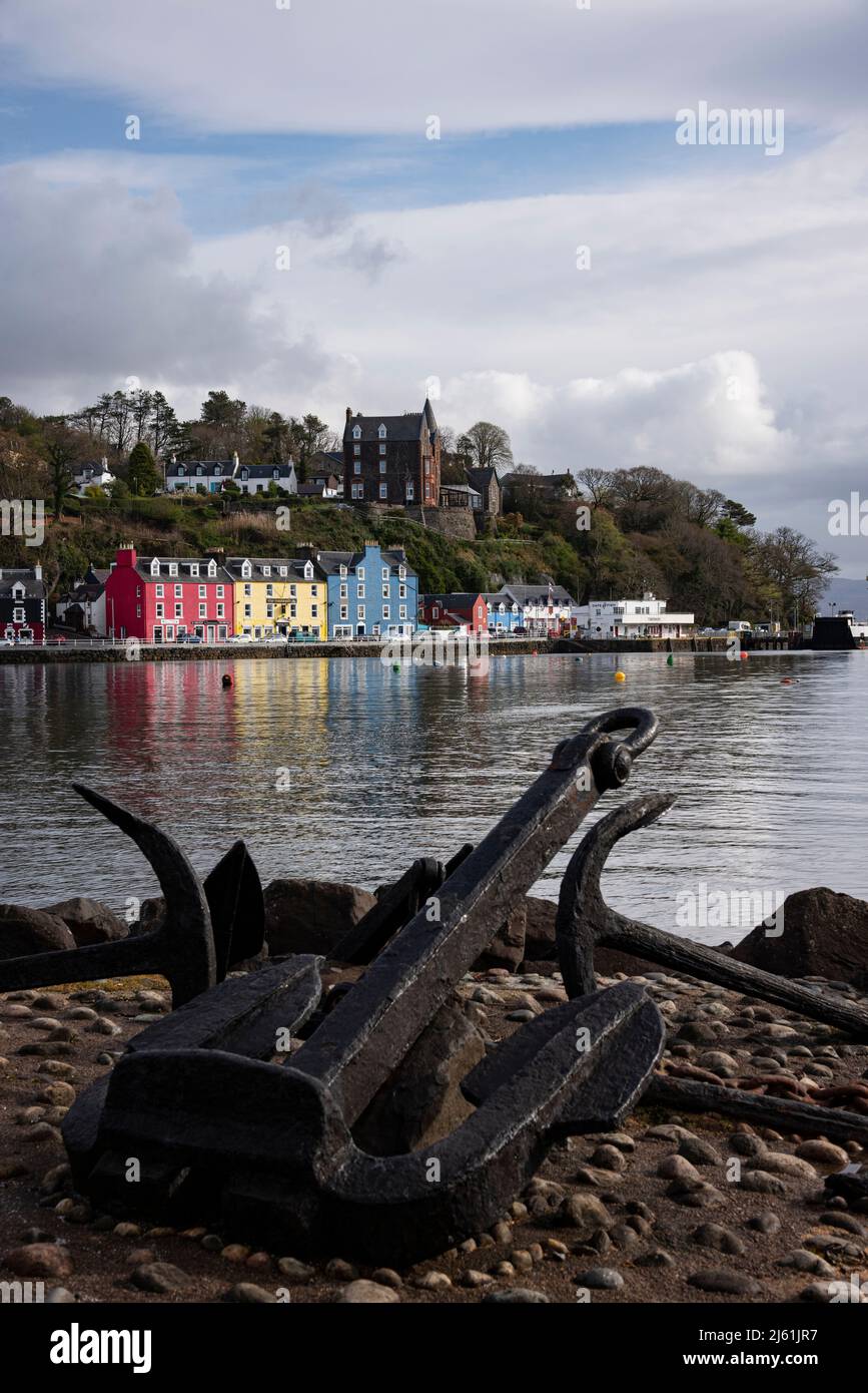 Der wunderschöne Hafen von Tobermory auf der Insel Mull mit seinen pastellfarbenen Häusern entlang der Strandpromenade ist zu jeder Jahreszeit ein Genuss Stockfoto