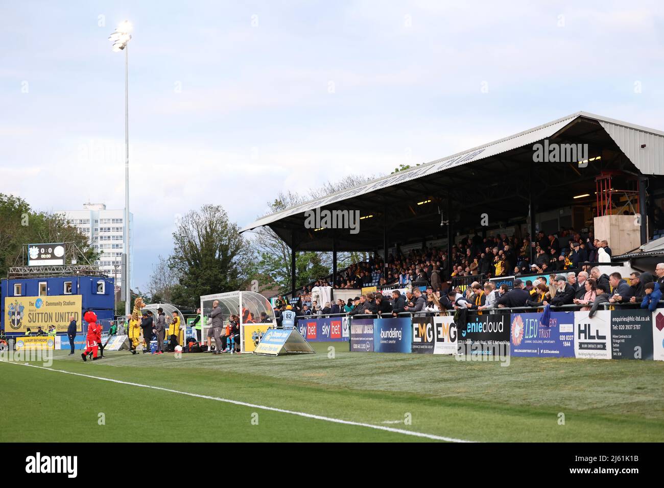 Sutton, UK 26. April 2022 : Allgemeine Ansicht während der EFL League zwei Spiel zwischen Sutton United und Crawley Town im tSutton Football Club. Quelle: James Boardman/Alamy Live News Stockfoto