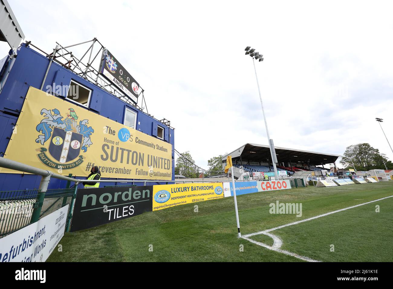 Sutton, UK 26. April 2022 : Allgemeine Ansicht während der EFL League zwei Spiel zwischen Sutton United und Crawley Town im tSutton Football Club. Quelle: James Boardman/Alamy Live News Stockfoto
