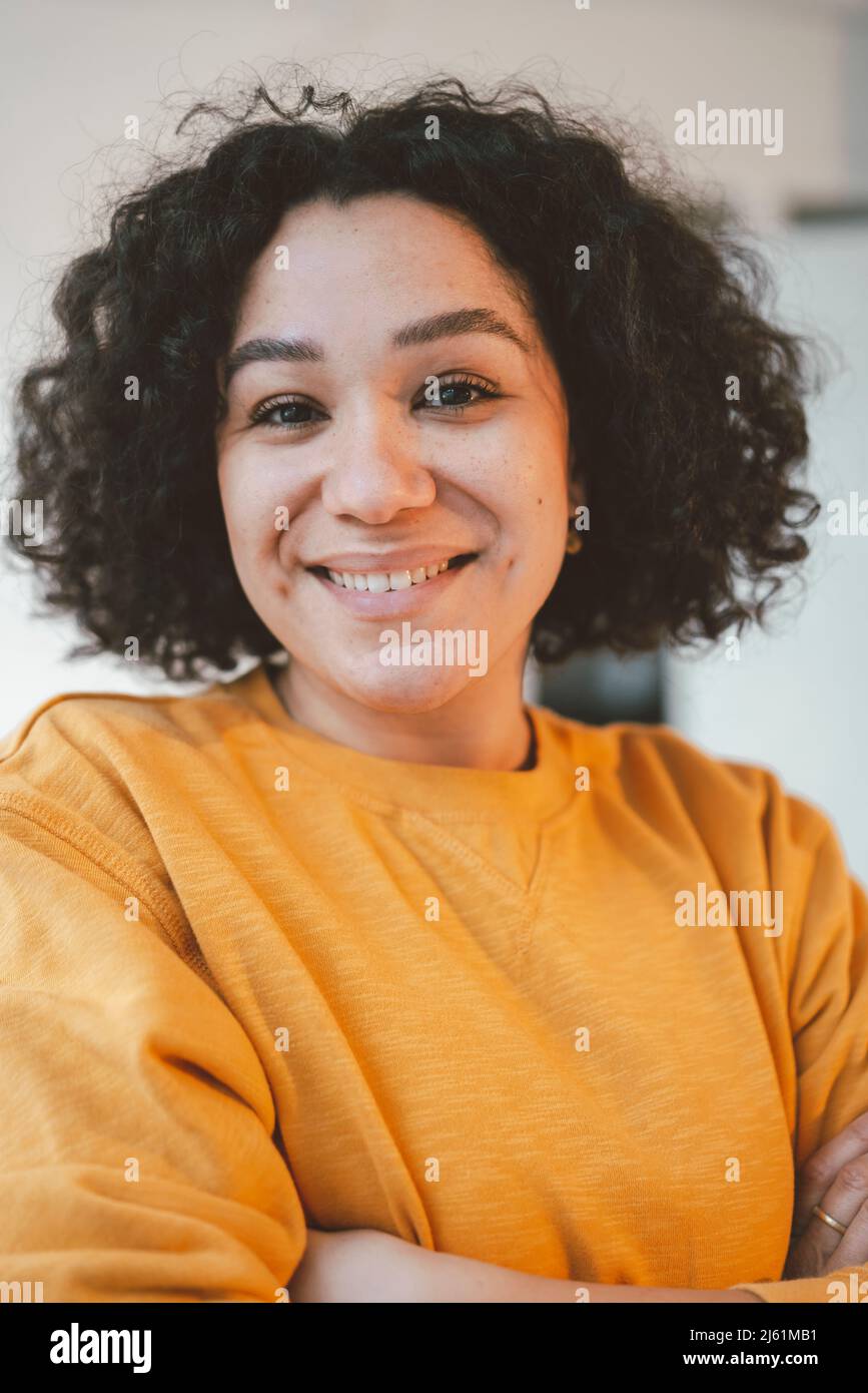 Lächelnde Frau mit Arme gekreuzt Stockfoto