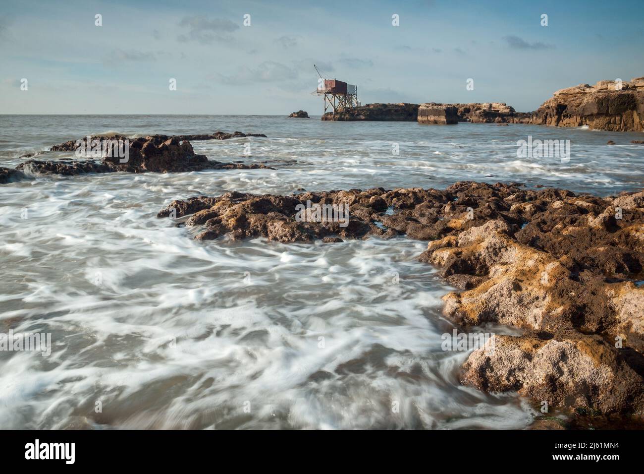 Charente Maritime, Frankreich mit Wellen am felsigen Strand an der Westatlantikküste nahe La Rochelle Stockfoto