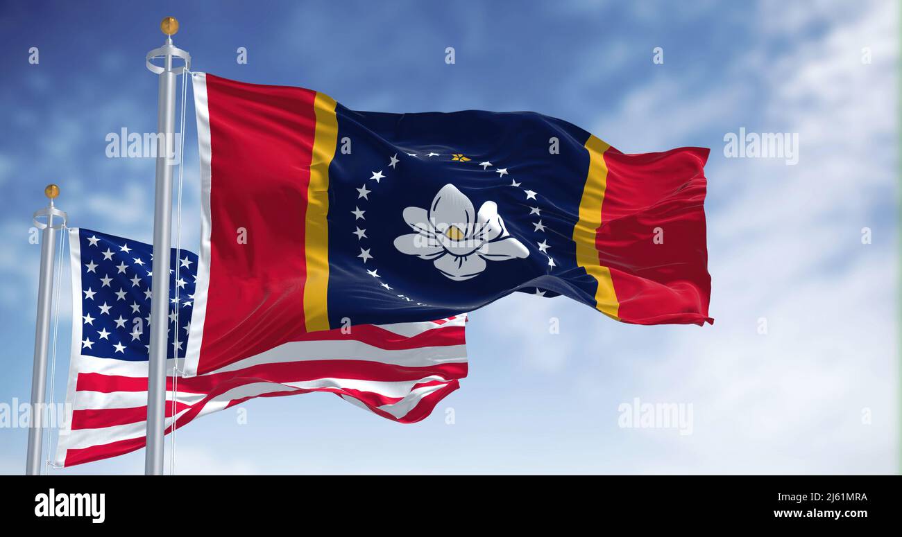 Die Mississippi-Staatsflagge winkt zusammen mit der Nationalflagge der Vereinigten Staaten von Amerika. Mississippi ist ein Staat in der südöstlichen Region von t Stockfoto