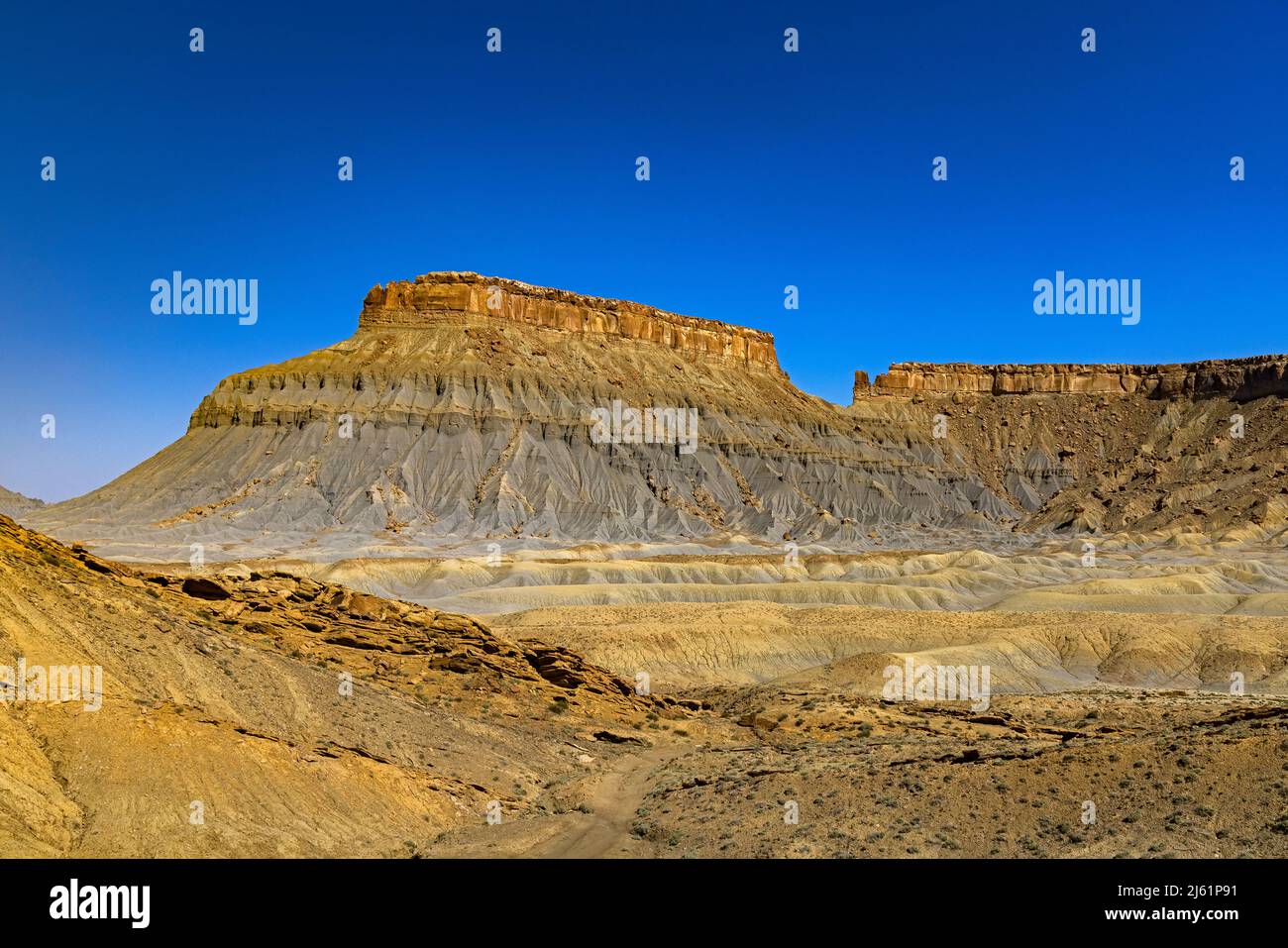 Die atemberaubende Formation, bekannt als North Caineville Mesa. Diese Ansicht zeigt südöstlich von der West Factory Road im BLM-Land nördlich von Caineville, UT, USA. Stockfoto