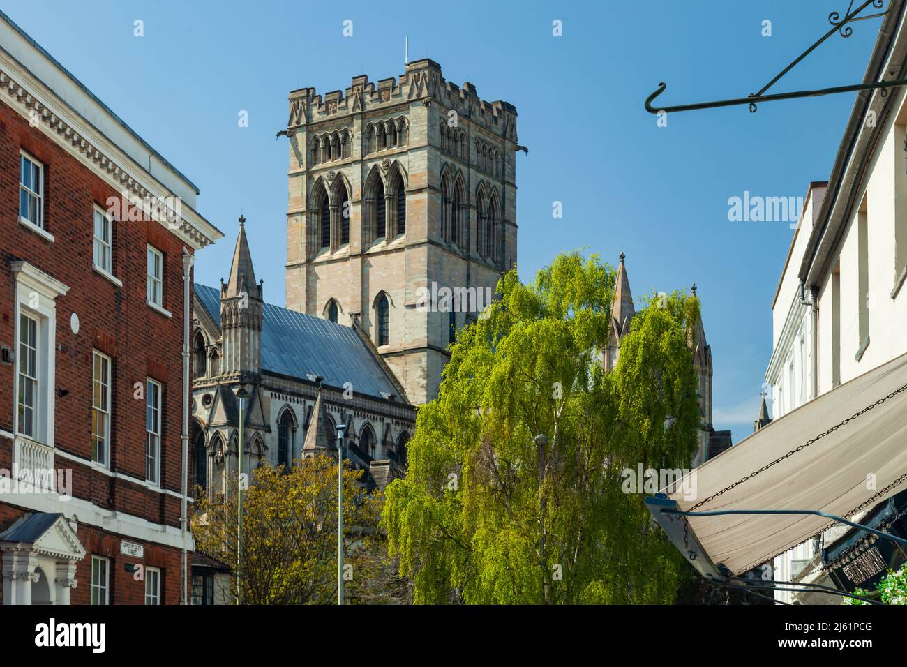 Frühlingsnachmittag im historischen Zentrum von Norwich, Norfolk, England. Der Turm der St. Johannes der Täufer-Kathedrale in der Ferne. Stockfoto