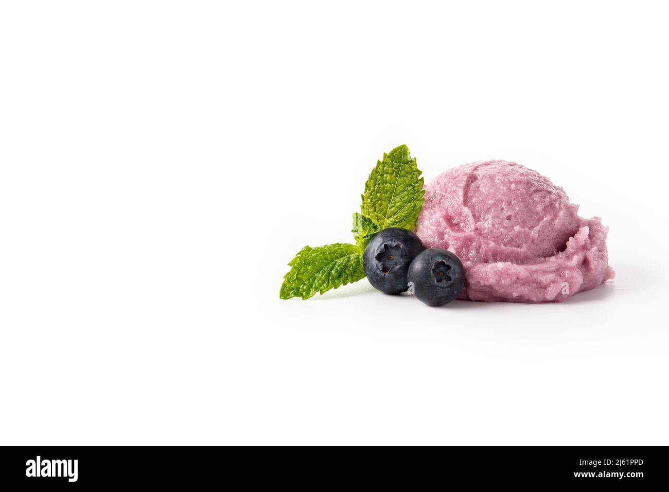 Heidelbeer-Eislöffel isoliert auf weißem Hintergrund Stockfoto