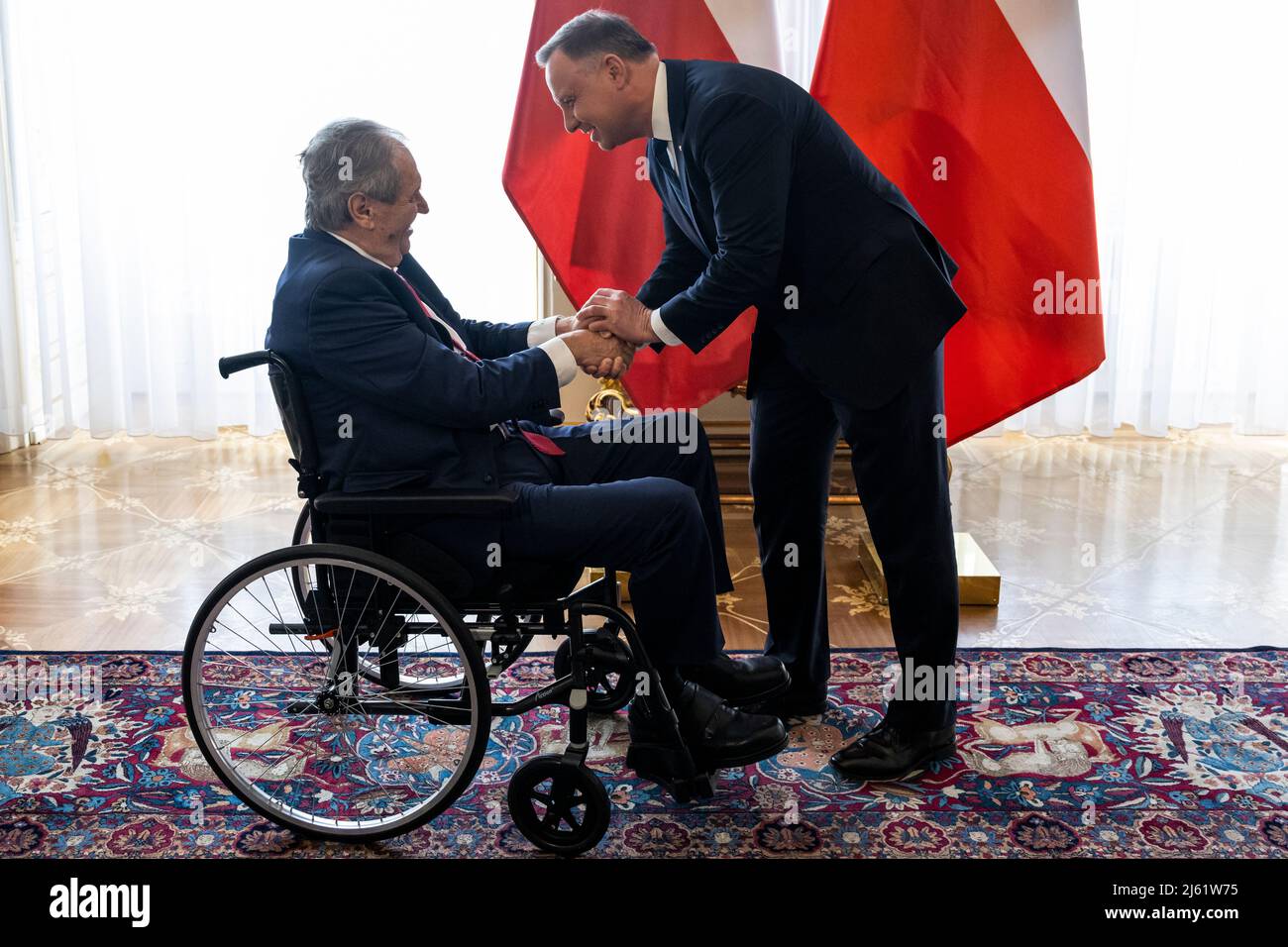 Prag, Tschechische Republik. 27. April 2022. Der tschechische Präsident Milos Zeman, links, empfängt seinen polnischen Amtskollegen Andrzej Duda, rechts, am 27. April auf der Prager Burg, Tschechische Republik, 2022. Kredit: Ondrej Deml/CTK Photo/Alamy Live News Stockfoto