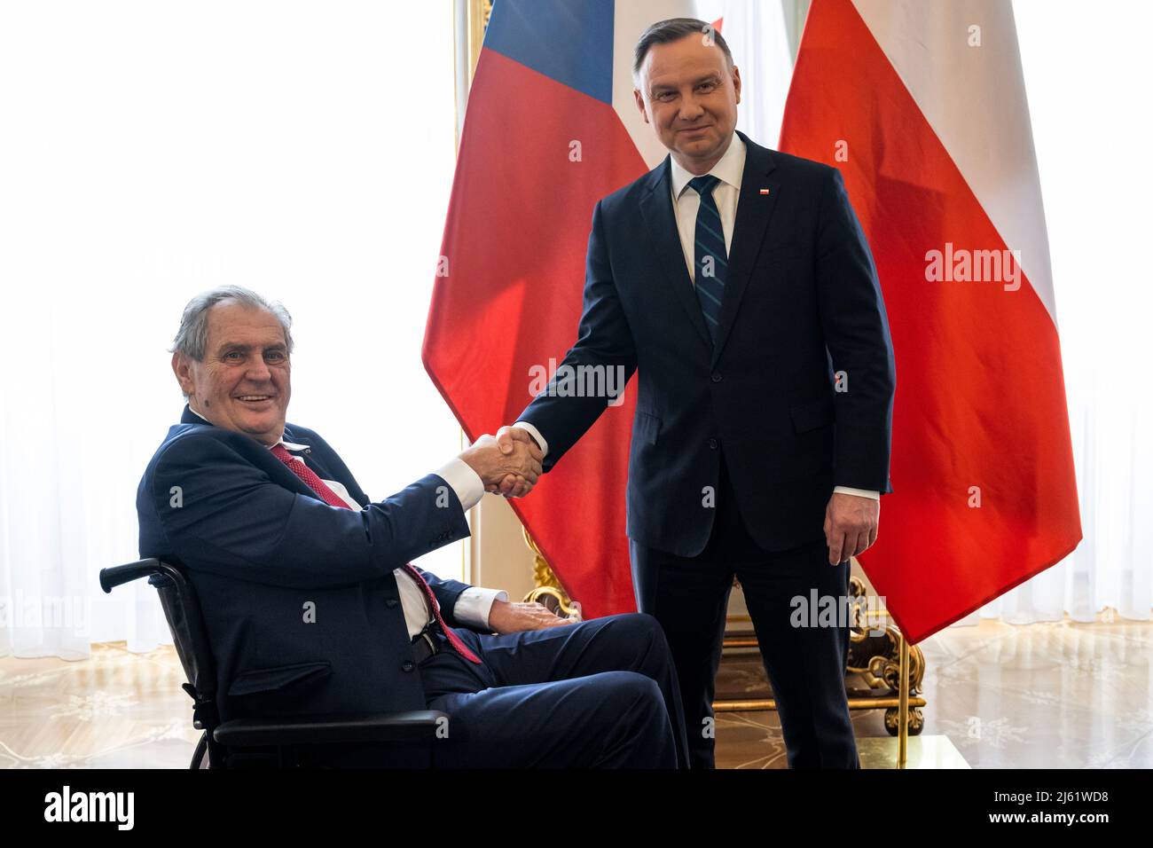 Prag, Tschechische Republik. 27. April 2022. Der tschechische Präsident Milos Zeman, links, empfängt seinen polnischen Amtskollegen Andrzej Duda, rechts, am 27. April auf der Prager Burg, Tschechische Republik, 2022. Kredit: Ondrej Deml/CTK Photo/Alamy Live News Stockfoto