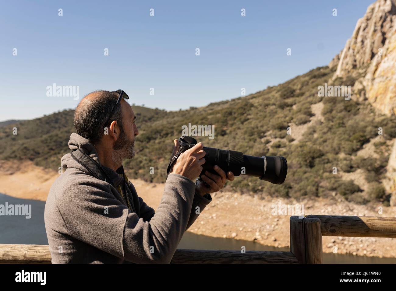Mann fotografiert Vögel im Monfrague National Park Stockfoto