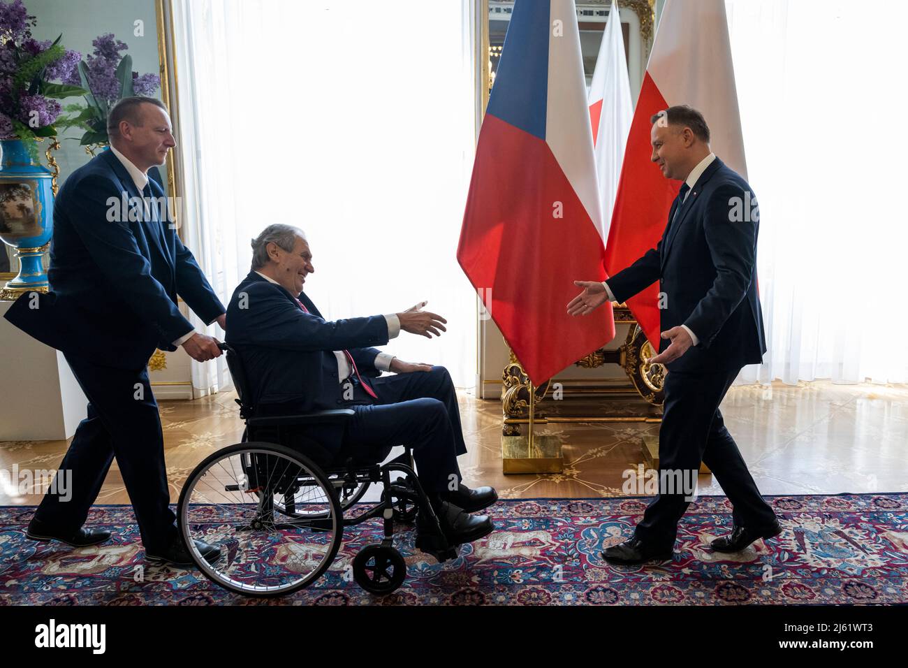 Prag, Tschechische Republik. 27. April 2022. Der tschechische Präsident Milos Zeman, Mitte, empfängt am 27. April seinen polnischen Amtskollegen Andrzej Duda, rechts, auf der Prager Burg, Tschechische Republik, 2022. Kredit: Ondrej Deml/CTK Photo/Alamy Live News Stockfoto