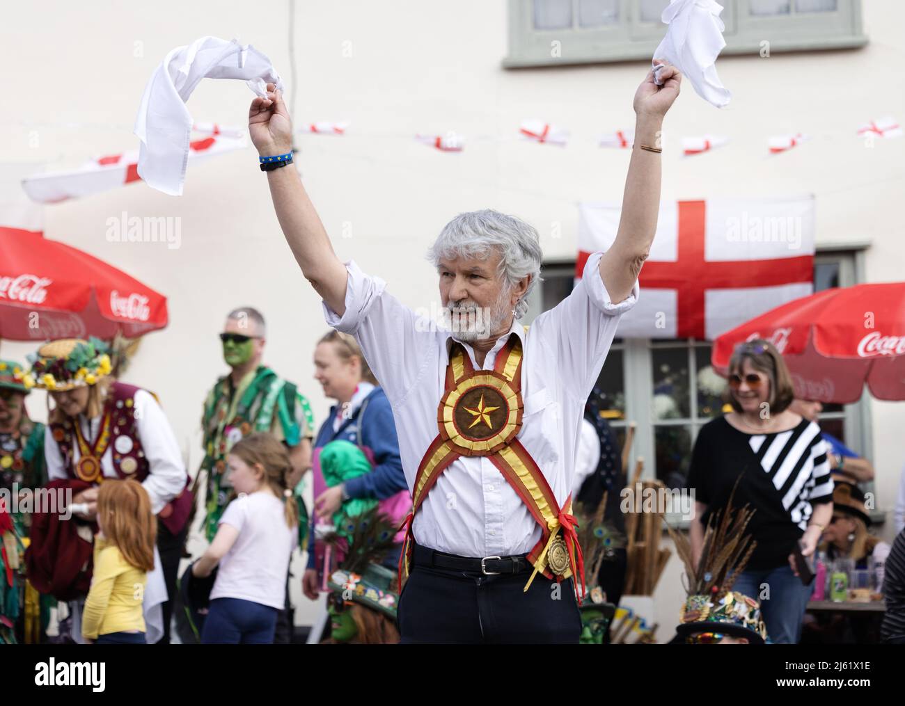 Morris-Tänzer UK; ein älterer Mann Morris tanzt, traditioneller Straßentanz an einem sonnigen Frühlingstag, Hundon Village, Suffolk UK Stockfoto
