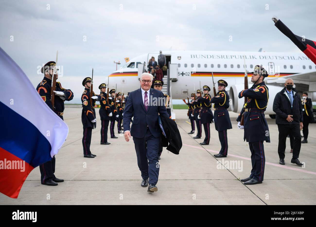 Kosice, Slowakei. 27. April 2022. Bundespräsident Frank-Walter Steinmeier trifft am Flughafen Kosice ein. Präsident Steinmeier ist zu einem eintägigen Besuch in der Slowakei unterwegs. Neben politischen Gesprächen mit dem Präsidenten und Vertretern humanitärer Hilfsorganisationen besucht er die NATO-Kampfgruppe der Patriot-Task Force, an der auch deutsche Soldaten beteiligt sind. Quelle: Bernd von Jutrczenka/dpa/Alamy Live News Stockfoto