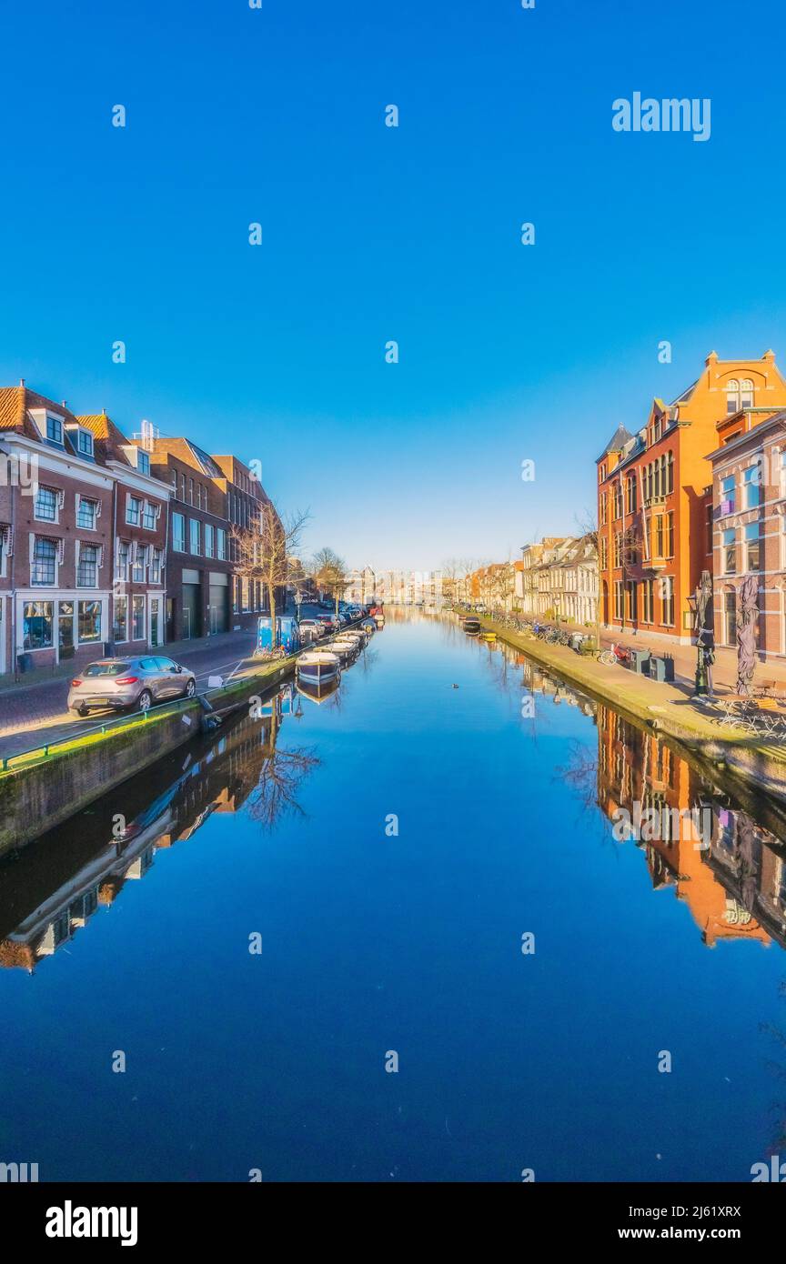 Niederlande, Südholland, Leiden, klarer blauer Himmel, der sich im Stadtkanal widerspiegelt Stockfoto