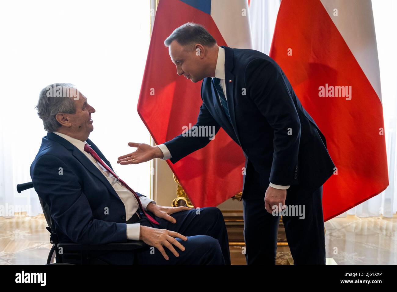 Prag, Tschechische Republik. 27. April 2022. Der tschechische Präsident Milos Zeman, links, empfängt seinen polnischen Amtskollegen Andrzej Duda, rechts, am 27. April auf der Prager Burg, Tschechische Republik, 2022. Kredit: Ondrej Deml/CTK Photo/Alamy Live News Stockfoto