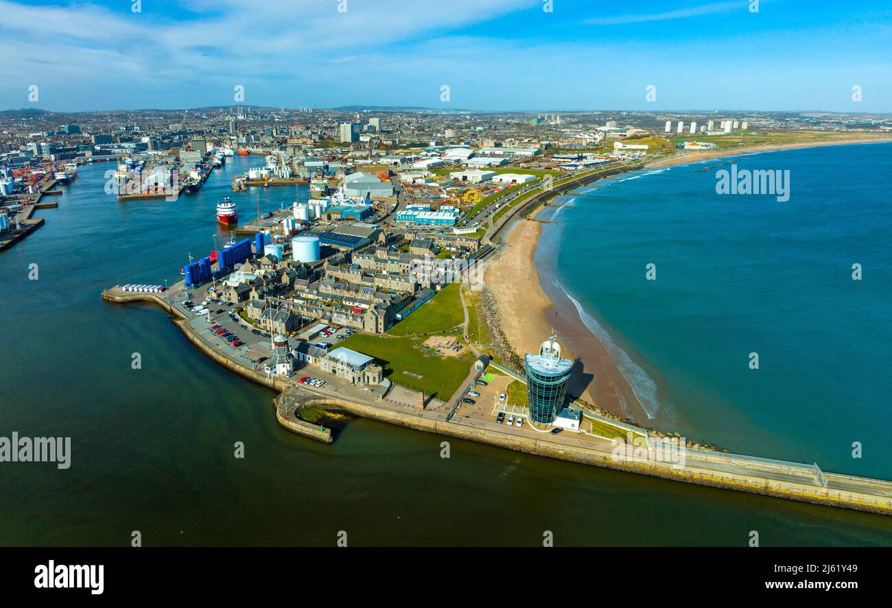 Luftaufnahme von der Drohne des Hafens und Hafens von Aberdeen, dem Stützpunkt für Offshore-Unterstützungsdienste von North Sea Oil, Aberdeenshire, Schottland, Großbritannien Stockfoto