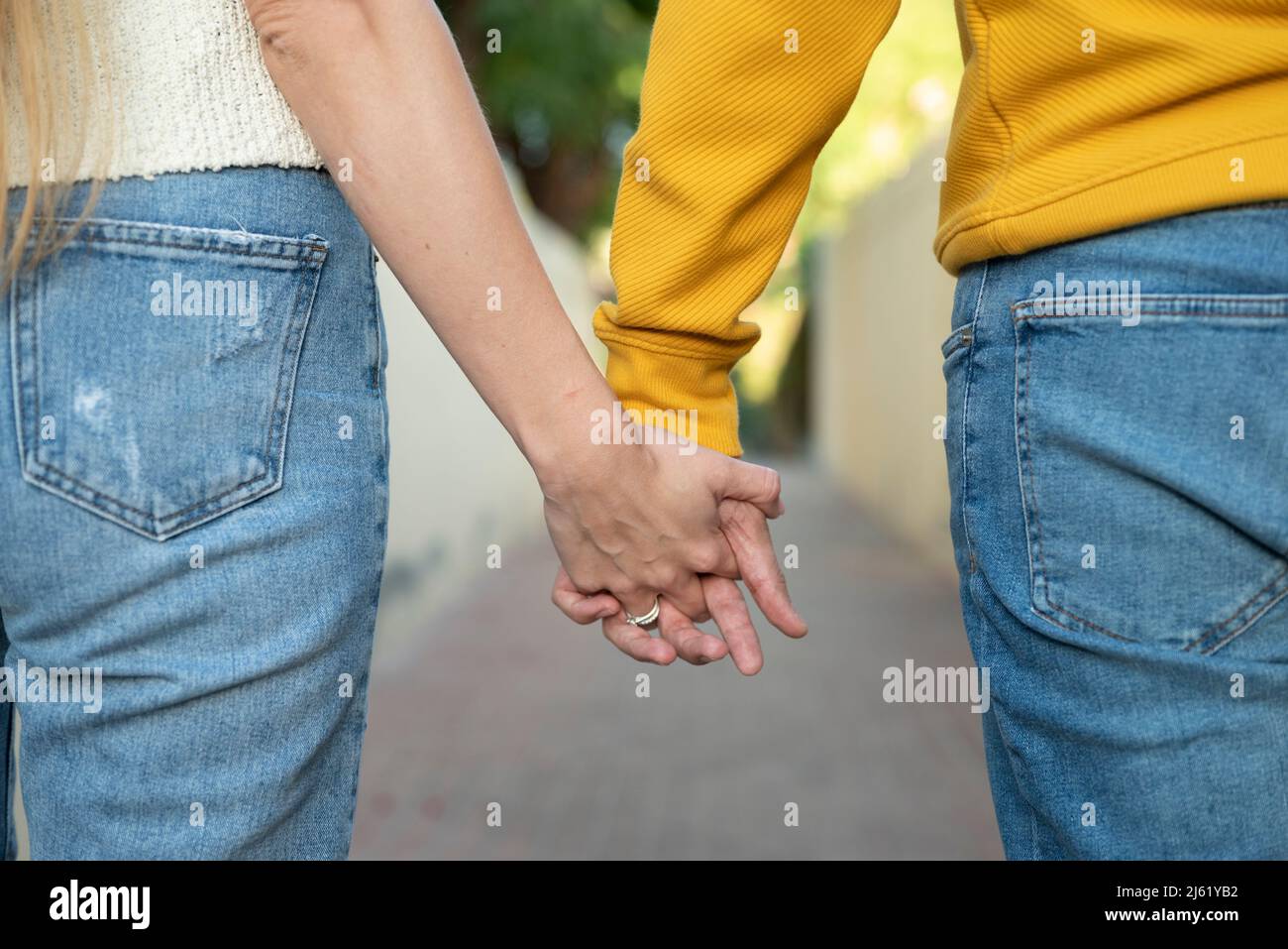 Heterosexuelles Paar Hand in Hand Stockfoto