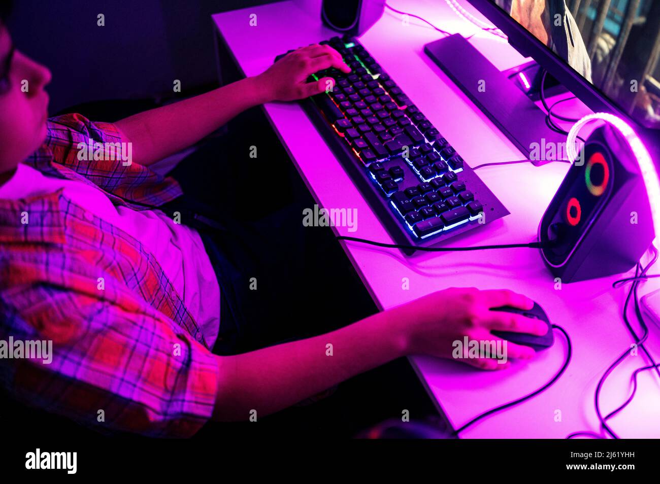Junge spielt Videospiel auf dem Computer am Tisch Stockfoto