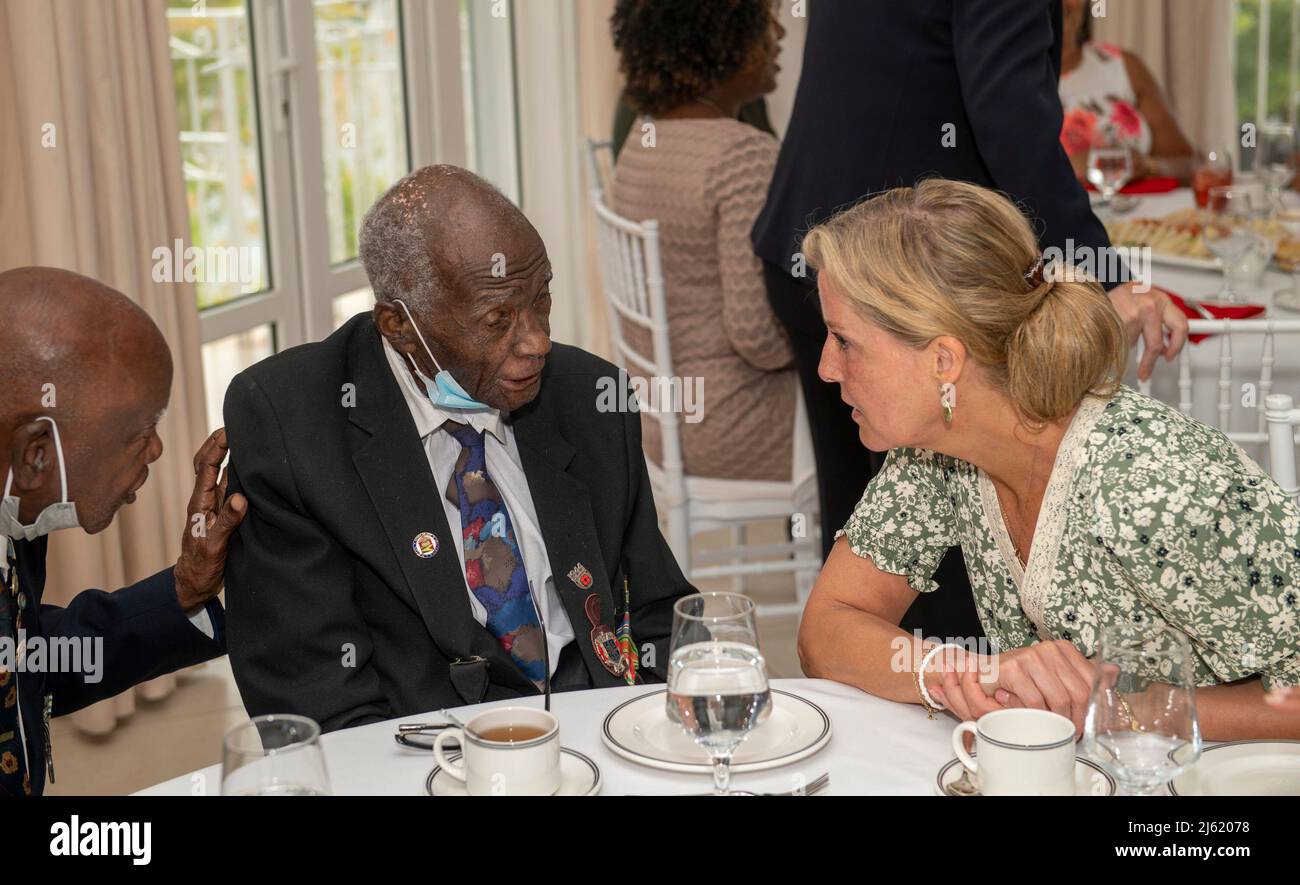Die Gräfin von Wessex trifft sich mit Haynes Cyril, einem 100 Jahre alten Veteranen des Zweiten Weltkriegs, in der Residenz der britischen High Commission in Castries, St. Lucia, während sie ihren Besuch in der Karibik fortsetzt, um das Platin-Jubiläum der Königin zu feiern. Bilddatum: Dienstag, 26. April 2022. Stockfoto