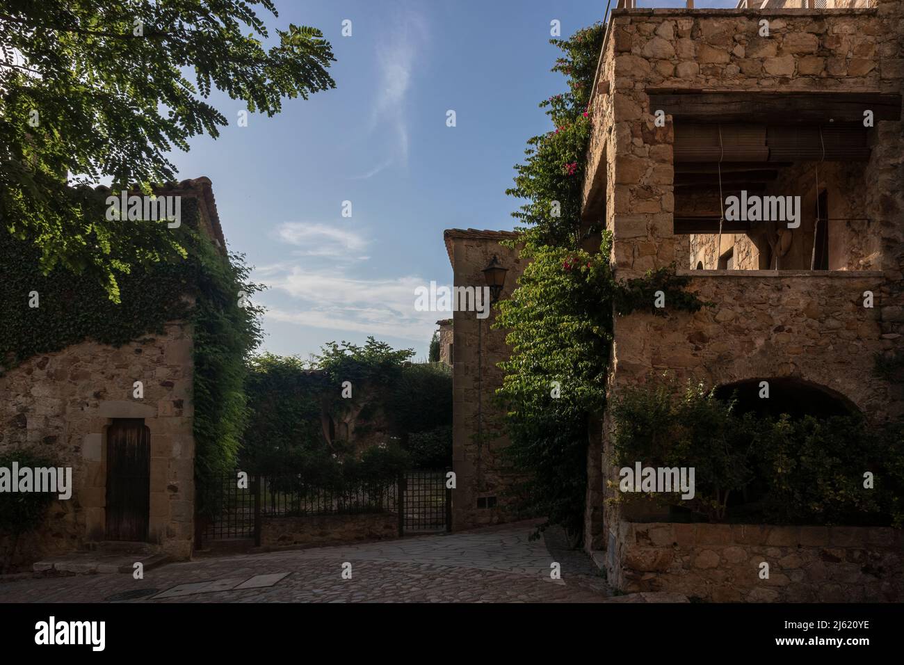 Altes Steinhaus in der Stadt von Kumpels an der costa brava an einem Sommertag Stockfoto