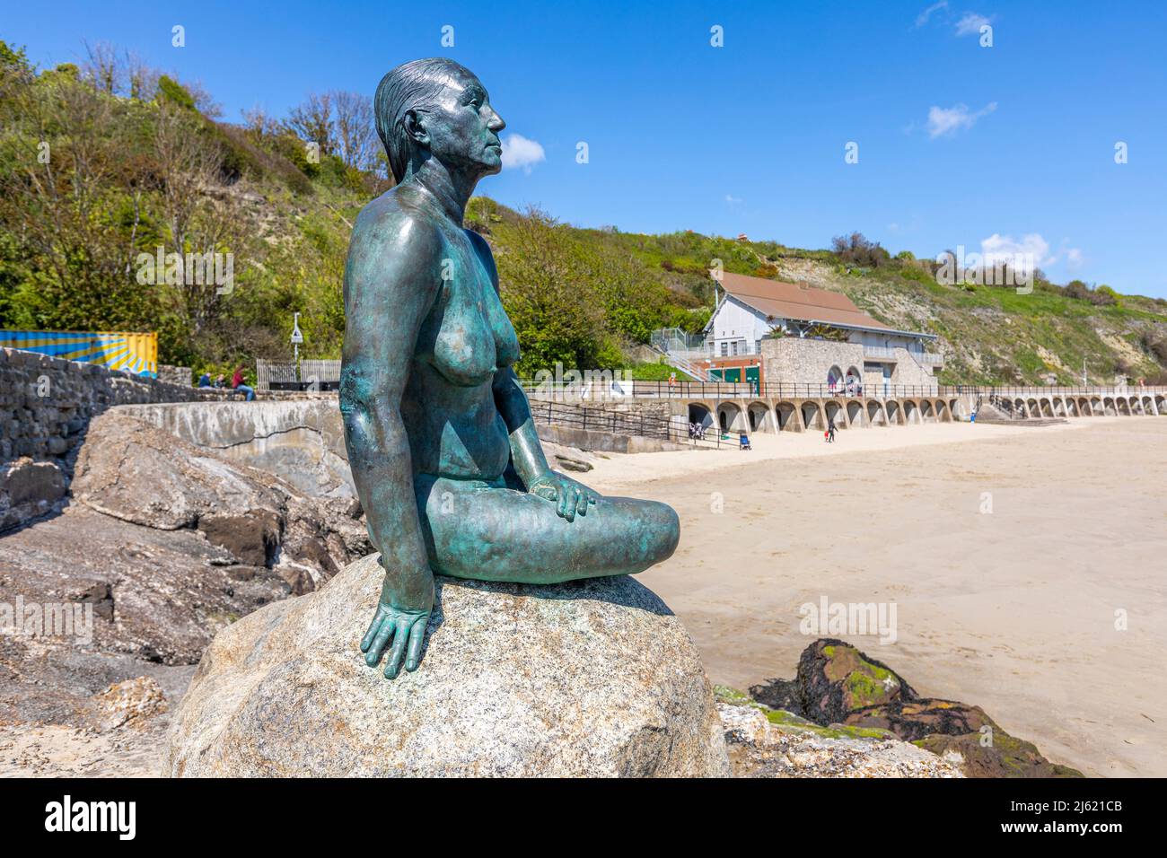 Die Mermaid Bronze von Cornelia Parker am Sonnenstrand von Folkestone. Stockfoto