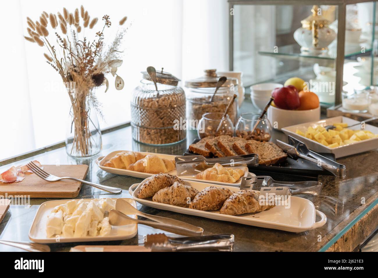 Das Frühstücksbuffet wird im Boutique-Hotel auf dem Tisch serviert Stockfoto