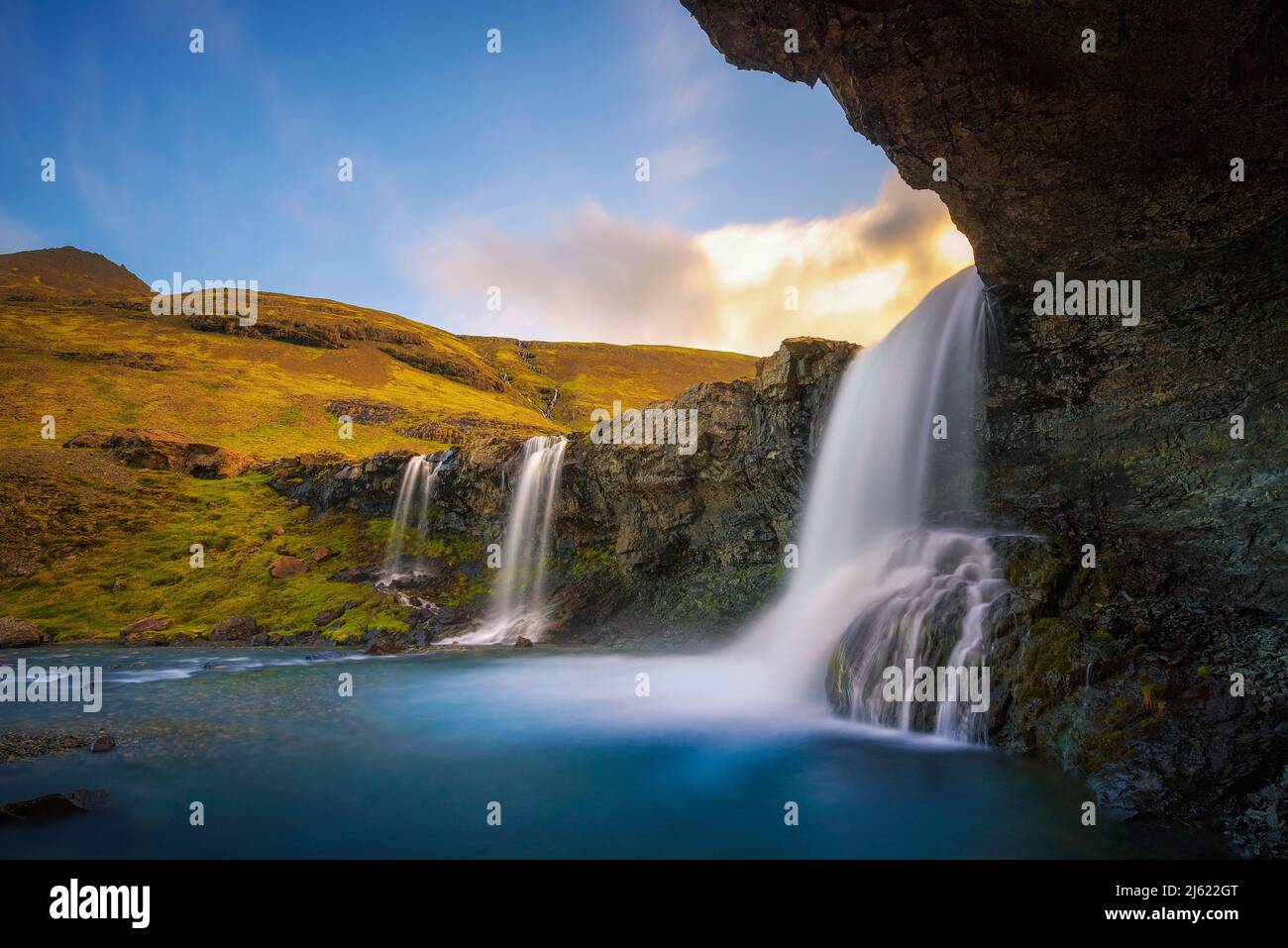 Skutafoss Wasserfälle in der Nähe von Hofn in Island aus einer Höhle fotografiert Stockfoto