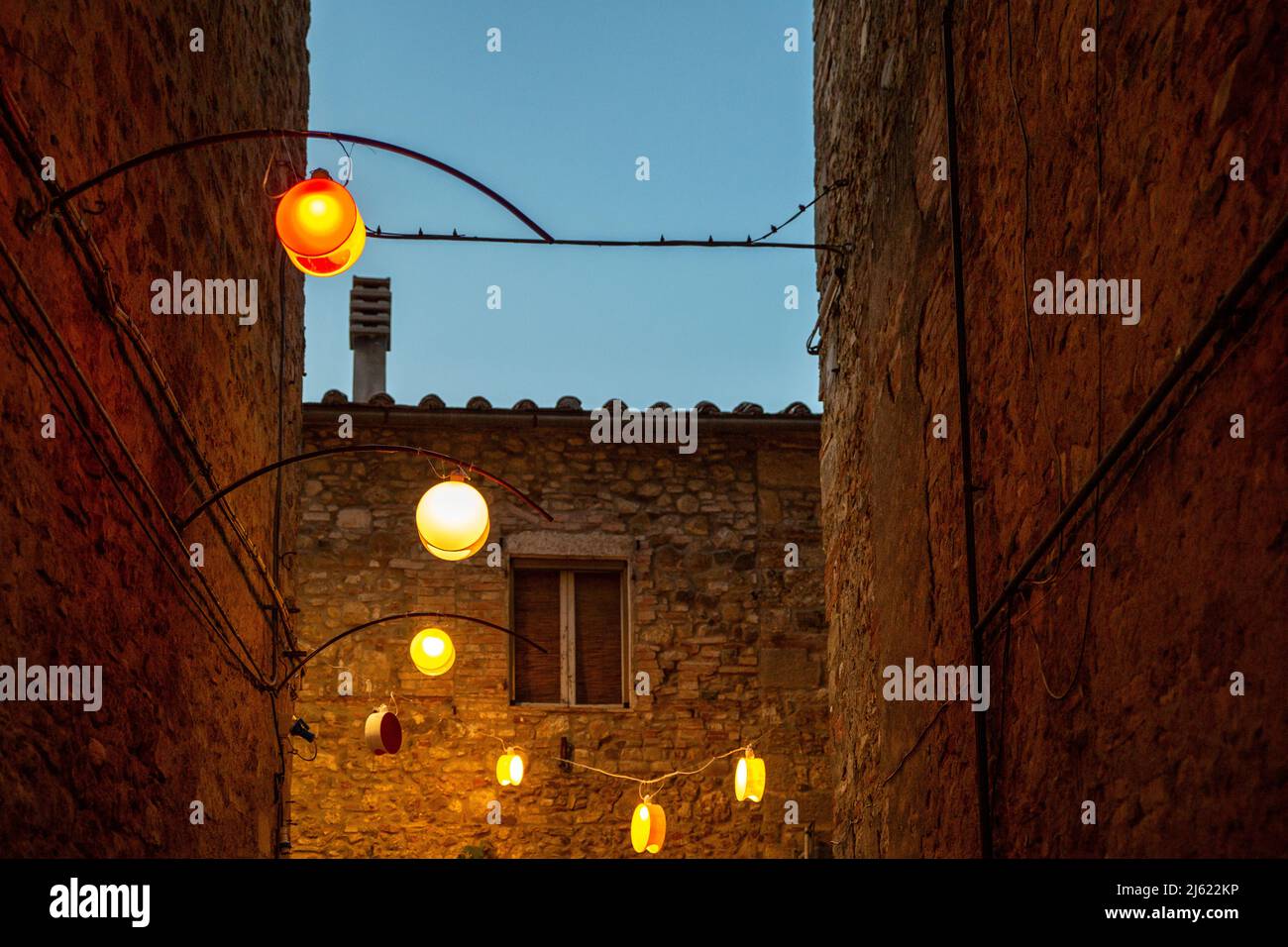 Italien, Provinz Siena, Radicondoli, Lanterns beleuchtete Altstadtallee Stockfoto