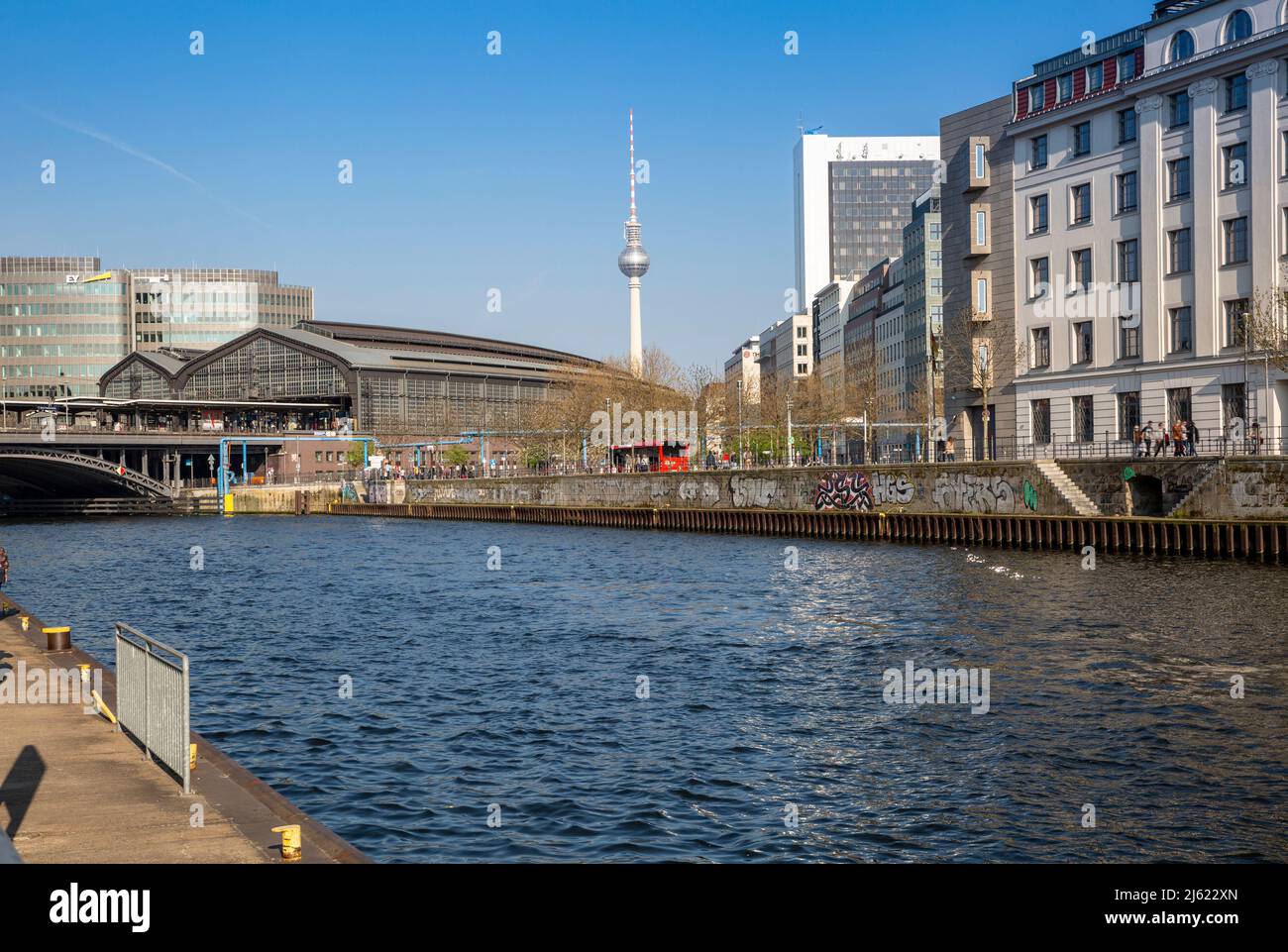 Deutschland, Berlin, Spree mit dem Berliner Friedrichstraße-Bahnhof und dem Berliner Fernsehturm im Hintergrund Stockfoto