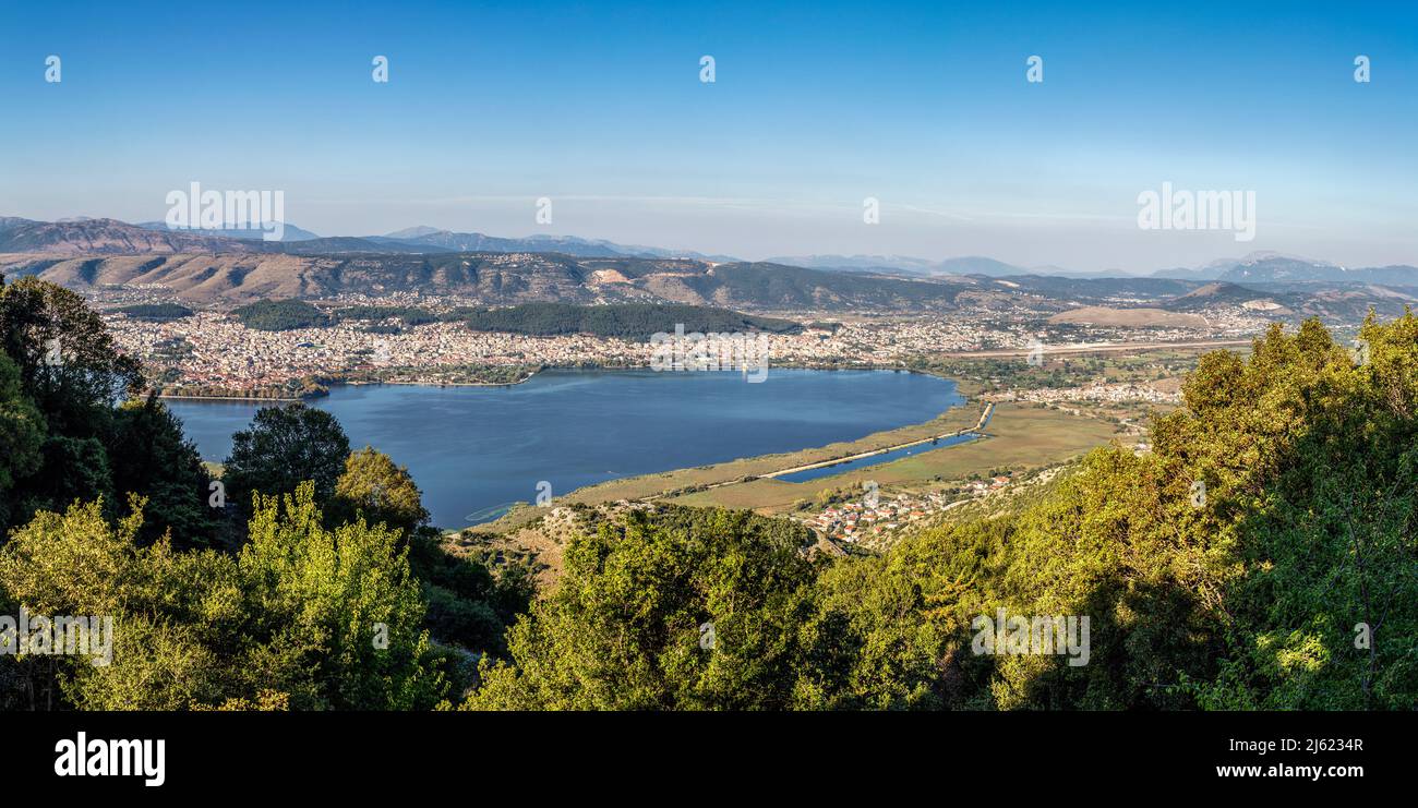 Griechenland, Epirus, Ioannina, Panoramablick auf den Pamvotida-See und die umliegende Stadt im Sommer Stockfoto
