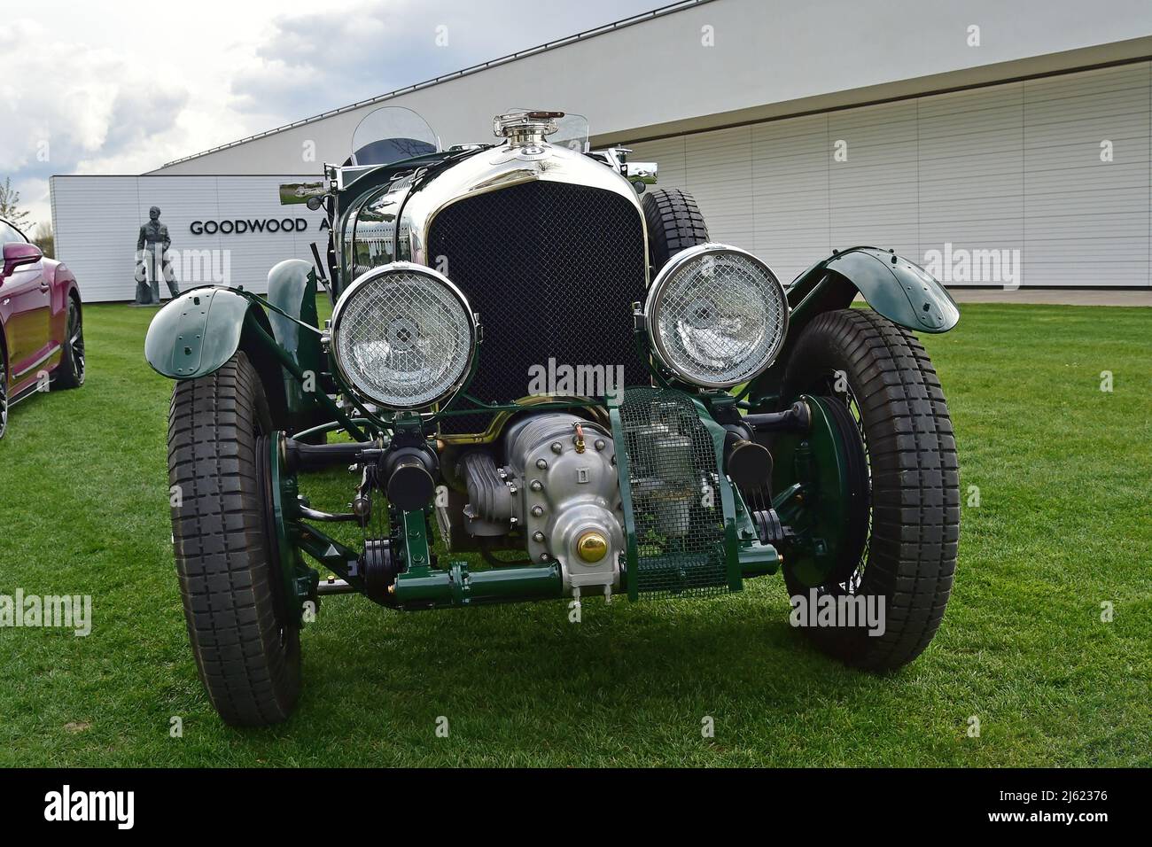 Blower Bentley vor dem Goodwood Aerodrome-Gebäude, Goodwood 79. Members Meeting, Goodwood Motor Circuit, Chichester, West Sussex, England, April Stockfoto