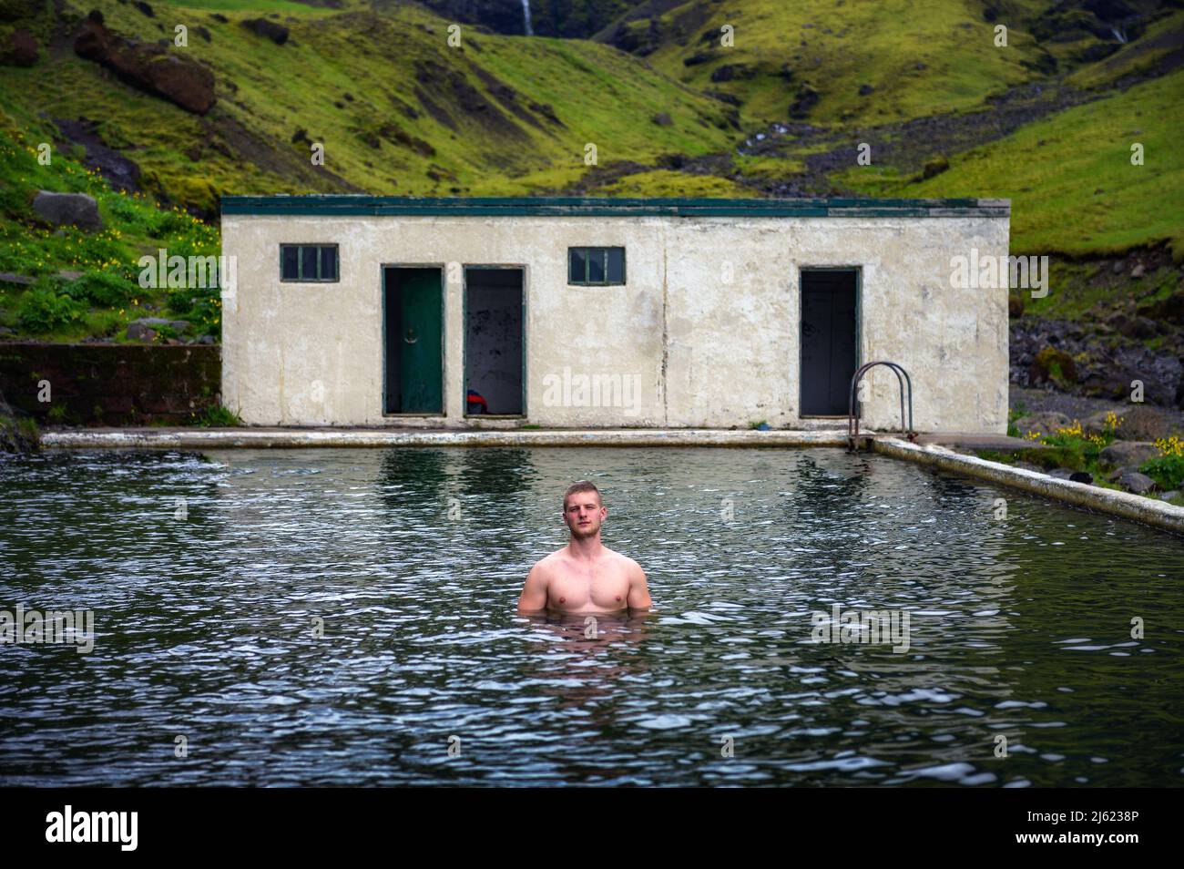 Geothermisches Schwimmbad Seljavallalaug im Süden Islands Stockfoto